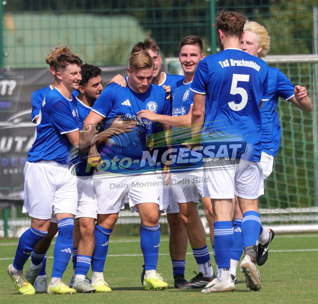 SC Enger - TuS Bruchmühlen | Auf dem Bild zu sehen: blau TuS Bruchmühlen: Jubel 1:1 Bünder SV, TuS Bruchmühlen II, Saison 26/27, Kreisliga A, Enger, Deutschland - Realisiert mit Pictrs.com