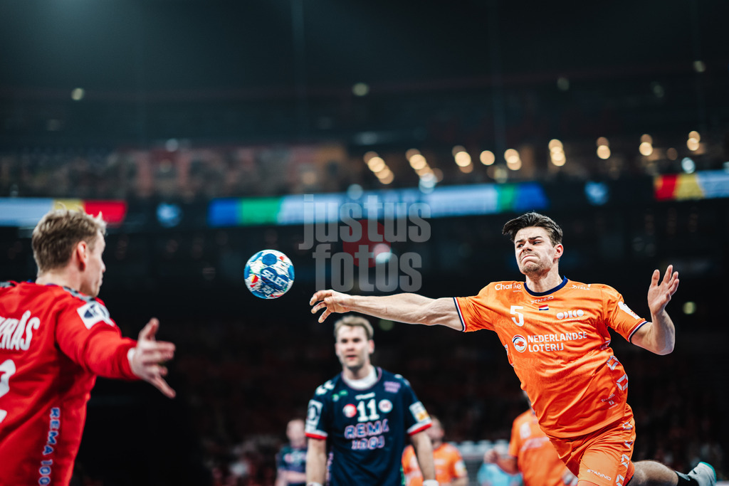 Handball | Herren | EHF EURO 2024 | European Championshop Men 2024 Final Tournament | Norwegen vs. Niederlande | 19.01.2024 | Rutger Ten Velde (#5, Holland, NED) beim Wurf aufs Tor