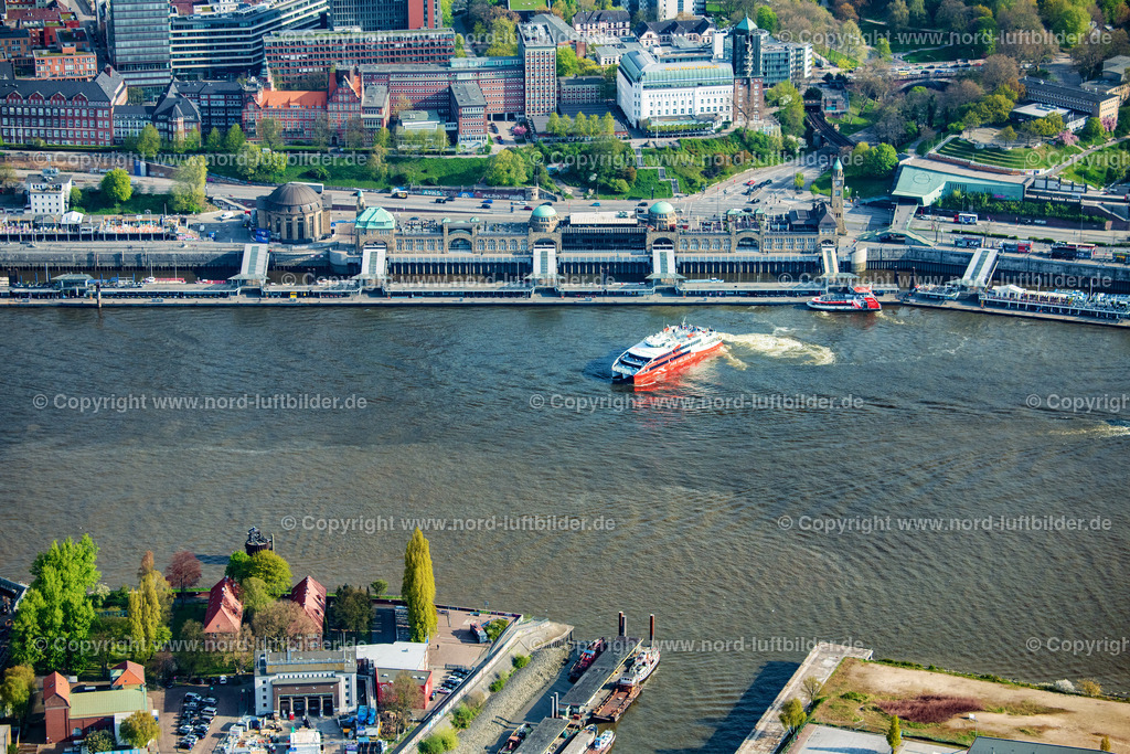 Hamburg_Halunder_Jet_Vor_Den_Landungsbrücken_ELS_4852250422 | HAMBURG 26.04.2022 Fahrt eines Fähr- Schiffes " Katamaran Halunder Jet der FRS Reederei" in Hamburg vor den Landungsbrücken im Bundesland Niedersachsen, Deutschland. // Travel of a ferry ship "Katamaran Halunder Jet der FRS Reederei" in Hamburg in front of the Landungsbruecken in the state Lower Saxony, Germany. Foto: Martin Elsen
