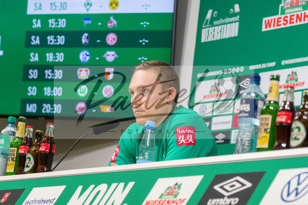 20200218_PKWEBR_0005 | Fussball, Herren: Ludwig Augustinsson (SV Werder Bremen) schaut waehrend der Pressekonferenz des SV Werder Bremen im Presseraum des wohninvest Weserstadion am 18.02.2020 in Osnabrueck, Deutschland. - Realisiert mit Pictrs.com