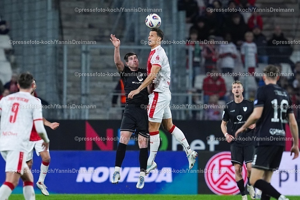 xYDRx02112502102 | 02.11.2025, xydrx, Fußball, 3.Liga, Rot-Weiss Essen - 1.FC Schweinfurt 05, Saison 2025 2026, Stadion an der Hafenstraße: Kevin Fery (1.FC Schweinfurt 05 #15) im Zweikampf gegen Michael Schultz (Rot-Weiss Essen #4)   DFB regulations prohibit any use of photographs as image sequences and or quasi-video.