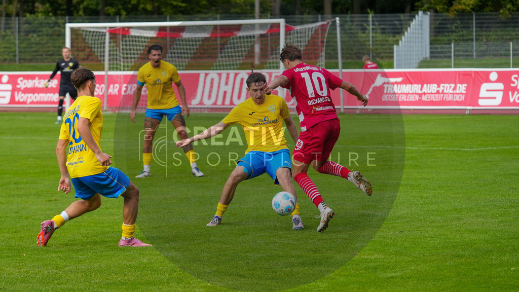 Fußball, Herren, Saison 2025/2026, Regionalliga Nordost, 9. Spieltag, Greifswalder FC vs. FSV 63 Luckenwalde, Sonntag 21.09.2025, Volksstadion Greifswald, | Fußball, Herren, Saison 2025/2026, Regionalliga Nordost, 9. Spieltag, Greifswalder FC vs. FSV 63 Luckenwalde, Sonntag 21.09.2025, Volksstadion Greifswald, Im Bild: Sofiene Jannene (l. Luckenwalde) und Joe-Joe Richardson (r. Greifswald) - Realisiert mit Pictrs.com
