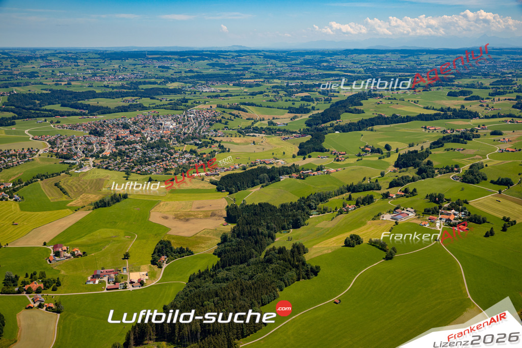 Das Luftbild zeigt : Unterhub Altusried - Die Luftaufnahme wurde 2024 vom UL-Flugzeug aus erstellt ( keine Drohne ) - Hochauflösende Luftaufnahme - Für grossformatige Ausdrucke geeignet. Die Geschenkidee !Mit Lizenz und Bildrechte bestellbar