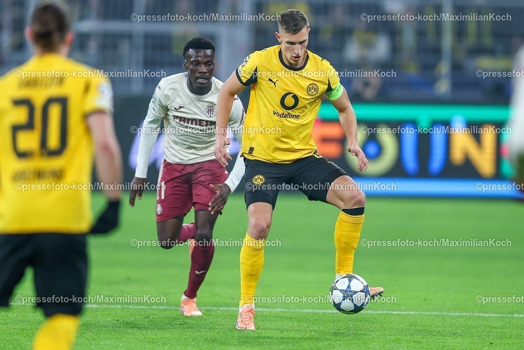 UCL25112501048 | 25.11.2025, Fußball, UEFA Champions League, Borussia Dortmund - FC Villarreal, BVB Stadion, 5. Spieltag, Saison 2025 2026: Tani Oluwaseyi&nbsp;(FC Villarreal #21) im Zweikampf gegen  Nico Schlotterbeck&nbsp;(BVB #04)  Regulations prohibit any use of photographs as image sequences and or quasi-video.