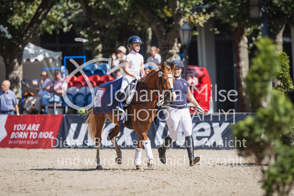 230910_OWLCh_Führzügel-152 | Deine schönsten Turniermomente als professionelle Fotos! Entdecke hochwertige Pferdesport-Fotografie im Online-Shop. Jetzt Fotos finden & bestellen!