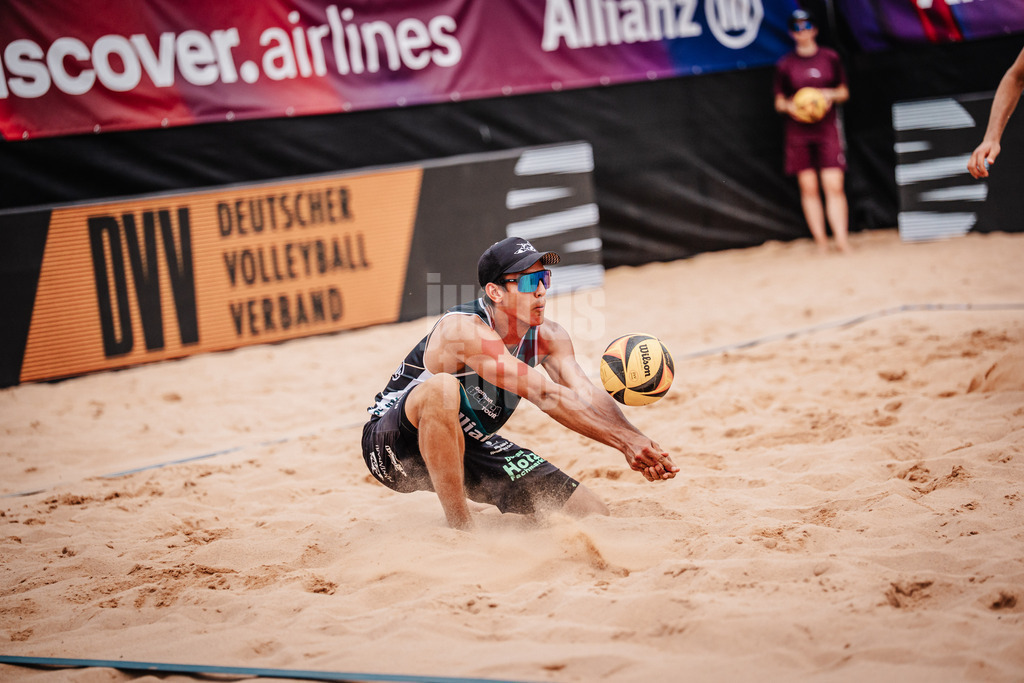 Beachvolleyball | Männer | Allianz German Beach Tour 2025 | Tourstop München | 05.07.2025 | Valentin Schneckenburger nimmt den Ball an