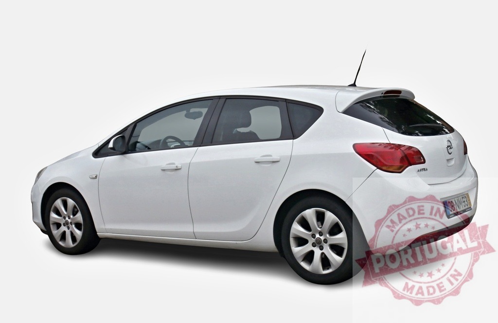 White Opel Astra Enjoying a Sunny Day | Stylish white Opel Astra parked, showcasing its sleek design and modern features - Realisiert mit Pictrs.com