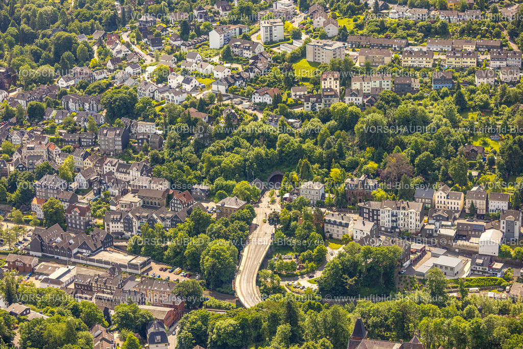Velbert250600797Langenberg | Luftbild, Stadtansicht Eckeshagen mit Tunnel Velbert-Langenberg an der Dr.-Hans-Karl-Glinz-Straße Ecke Hauptstraße, historisches Bürgerhaus, Langenberg, Velbert, Ruhrgebiet, Nordrhein-Westfalen, Deutschland