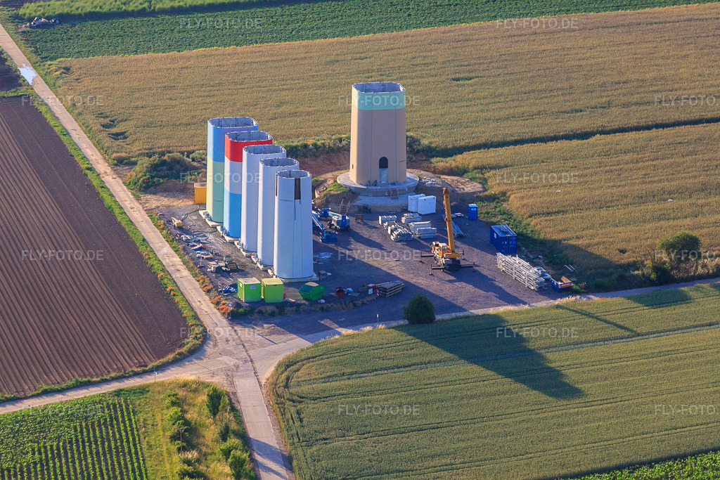 Luftbild: Ineinander gesteckte Segmente der Masten eines Windrads vor der Montage in Offenbach an der Queich im Bundesland Rheinland-Pfalz in Deutschland. Foto: IMG_67891.jpg vom 14.06.2014 durch Werner Riehm/FLY-FOTO.de