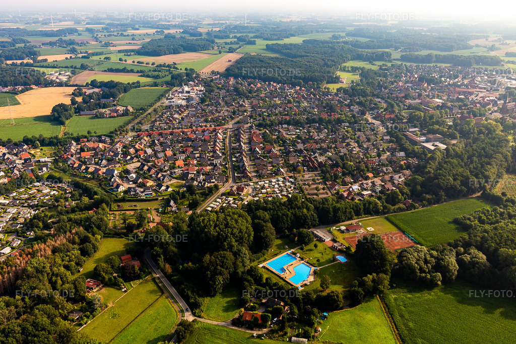 Luftbild: Ortsansicht aus Süden mit Freibad Velen und Campingplatz Tiergarten im Ortsteil Velen-Dorf in Velen im Bundesland Nordrhein-Westfalen in Deutschland.Foto: IMG_008274.jpg vom 18.07.2020 durch Werner Riehm/FLY-FOTO.deAquarius Borken: Freibad Velen: Badespaß für groß und kleinWWW.CAMPINGPLATZ-KRAMER.DE