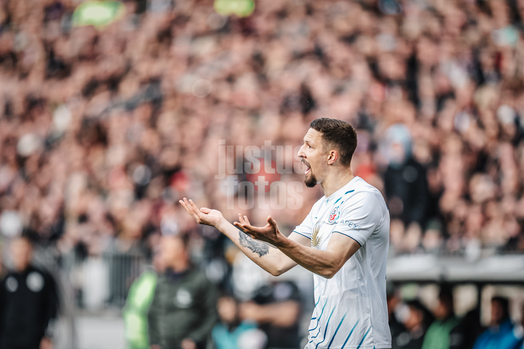 Fußball | Männer | Saison 2023/2024 | 2. Fußball-Bundesliga | 31. Spieltag | FC St. Pauli vs. FC Hansa Rostock | 26.04.2024 | Janik Bachmann (#26, FC Hansa Rostock) ärgert sich