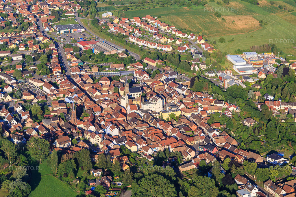 Vue aérienne: Vue de la ville depuis l'ouest à Val-de-Moder dans le département Bas Rhin, France – .Photo: IMG_115442.jpg prise le 16/06/2019 par Werner Riehm/FLY-FOTO.eu – Résolution de l'original: 5051 x 3367 px