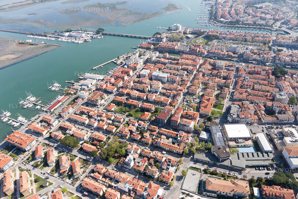 Vue aérienne: Vue de la ville à Grado dans le département Gorizia, Italie. Photo: IMG_098075.jpg prise le 03/04/2017 par Werner Riehm/FLY-FOTO.euRésolution de l'original: 5472 x 3648 px