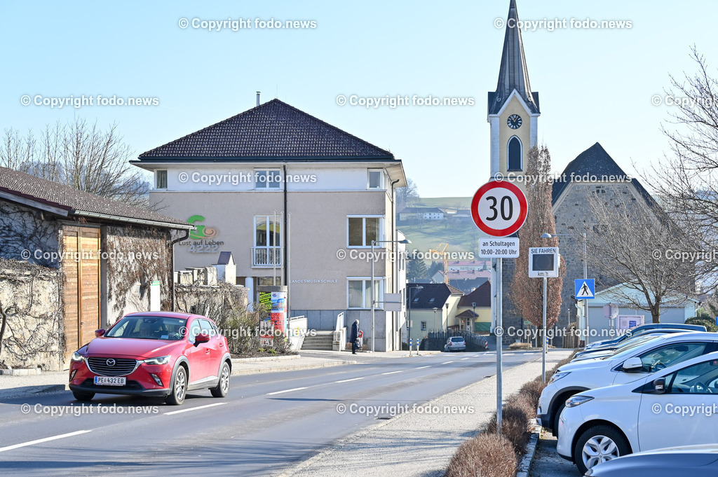 Sankt Georgen an der Gusen_ Volksschule_ 30er_ 08.02.2023-1 | 08.02.2023, St. Georgen an der Gusen, AUT, Linzer Strasse, Volksschule 30er, im Bild Linzer Strasse in St. Georgen an der Gusen, Volksschule, 30er Tafel, 30 KmH Beschraenkung