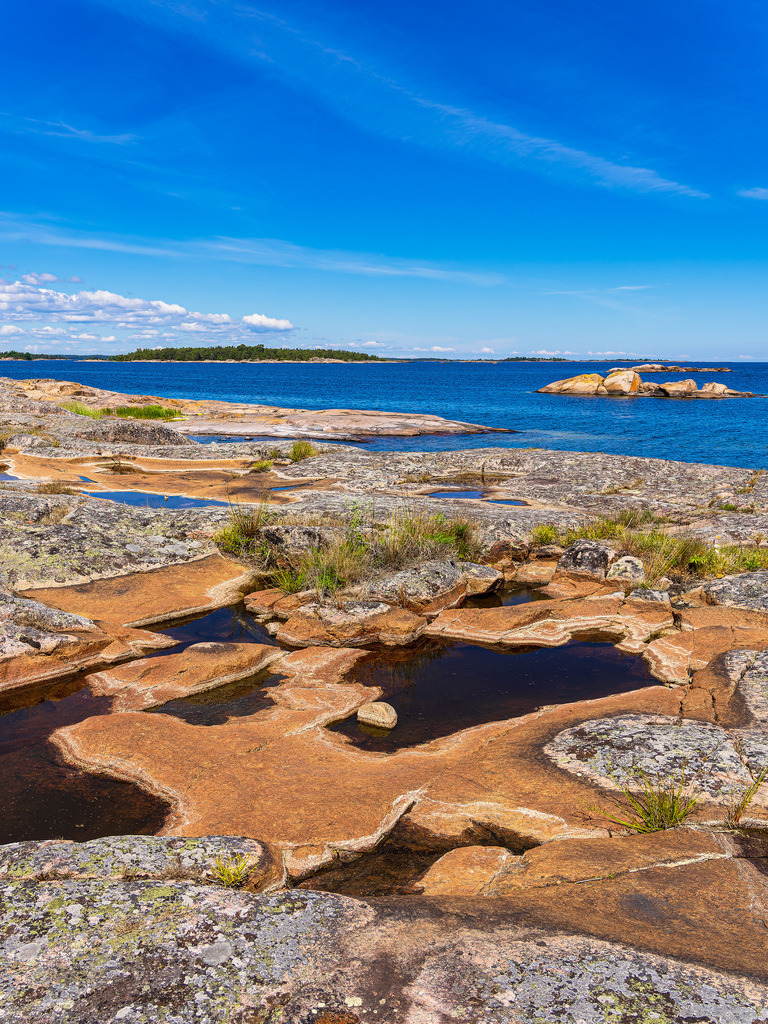 Ostseeküste mit Felsen und Bäumen auf der Insel Sladö in Schweden | Ostseeküste mit Felsen und Bäumen auf der Insel Sladö in Schweden.
