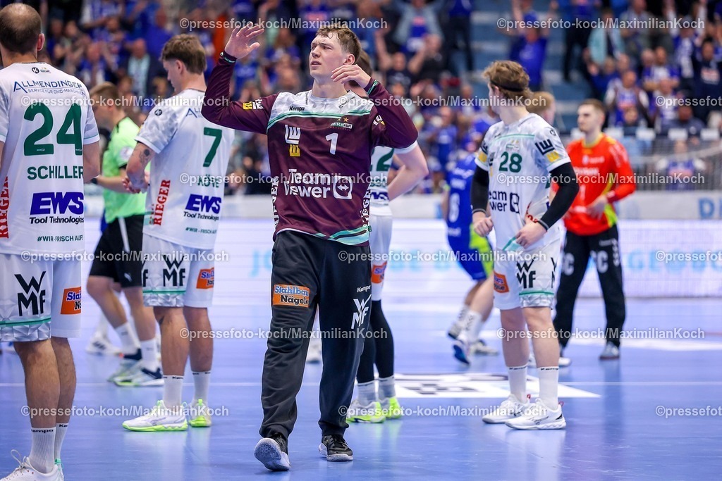 Gum30042601173 | 30.04.2026, Handball, 1. HBL, VfL Gummersbach - Frisch Auf! Göppingen, Saison 2025 / 2026 Herren, Schwalbe-Arena: Enttäuschte Gesichter nach dem 29:29 Unentschieden.  Julian Buchele (Frisch Auf Göppingen #01) gestikulierend auf dem Spielfeld   enttäuscht Enttäuschung 