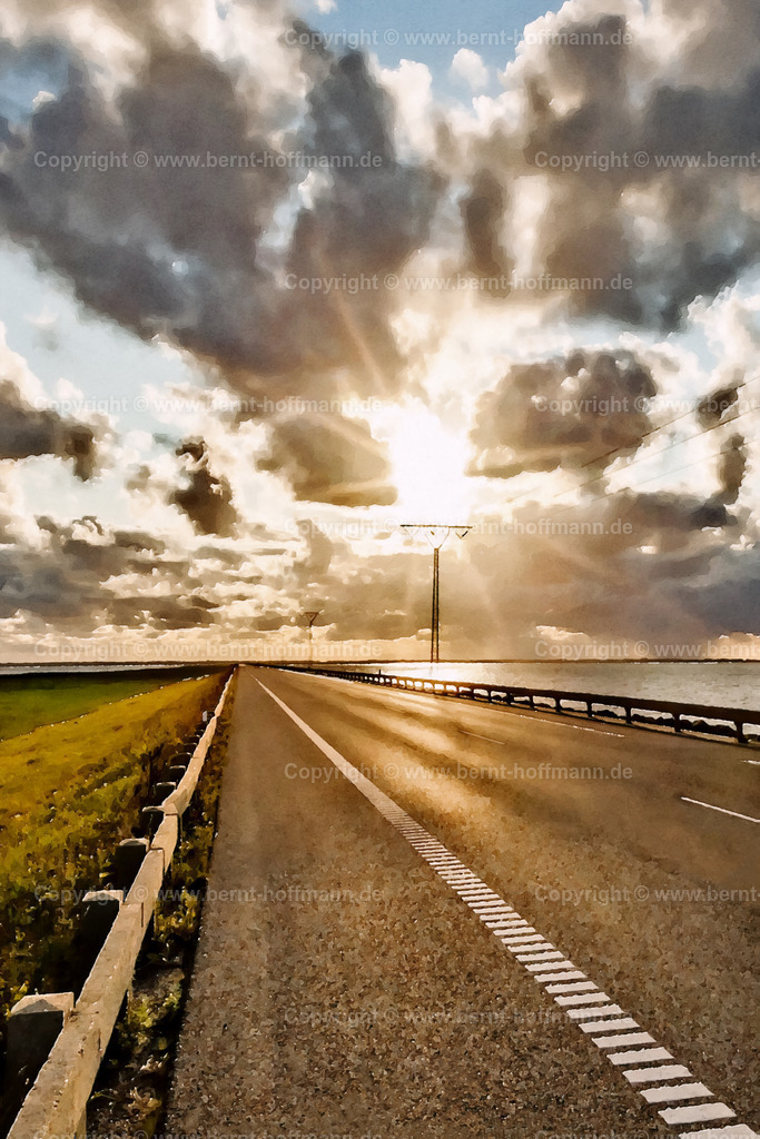 PDM2_2122_DK_Roemdamm_100x150 | DIGITALKUNST. Weg ins Glück. __ Straßendamm zur dänischen Nordseeinsel Röm. Fahrt über den Röm-Damm an einem Sommernachmittag - immer der Sonne entgegen. __ Seitenverhältnis = 2 zu 3. __ Druckbar ist dieses Bild aber auch in vielen kleineren Formaten sowie in frei wählbaren Bildausschnitten. - Realisiert mit Pictrs.com