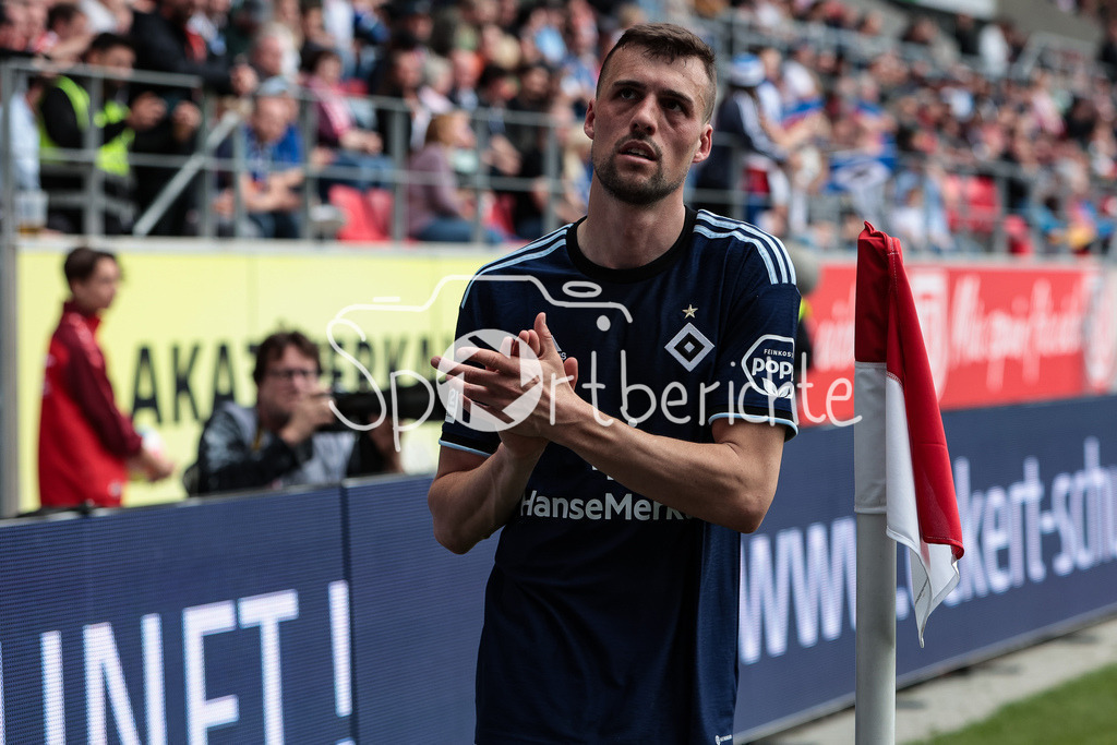SSV Jahn Regensburg - Hamburger SV | Jonas MEFFERT (HSV #23) in Aktion / Freisteller / Einzelfoto / DFL REGULATIONS PROHIBIT ANY USE OF PHOTOGRAPHS AS IMAGE SEQUENCES AND/OR QUASI-VIDEO
