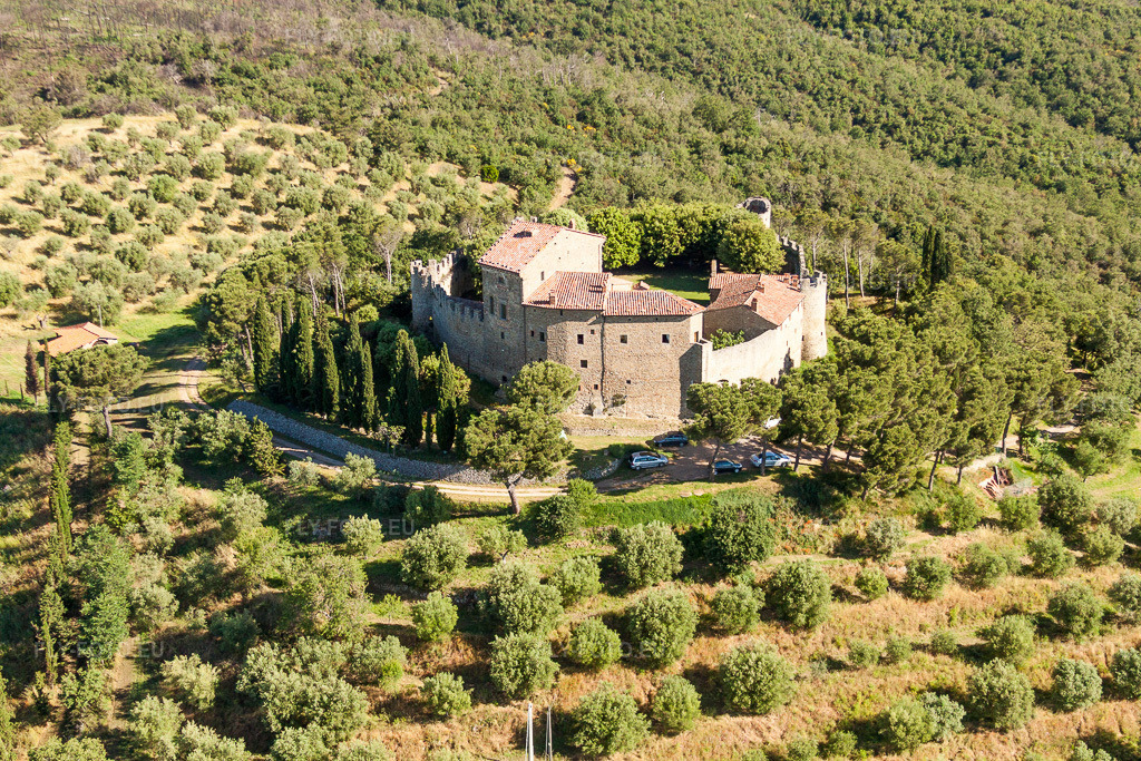 Vue aérienne: Complexe du château du Castello di Montegualandro sur le lac Trasemin à Montecchio en Ombrie à Tuoro sul Trasimeno dans le département Perugia, Italie. Photo: IMG_28669.jpg prise le 04/06/2010 par Werner Riehm/FLY-FOTO.euRésolution de l'original: 4752 x 3168 px