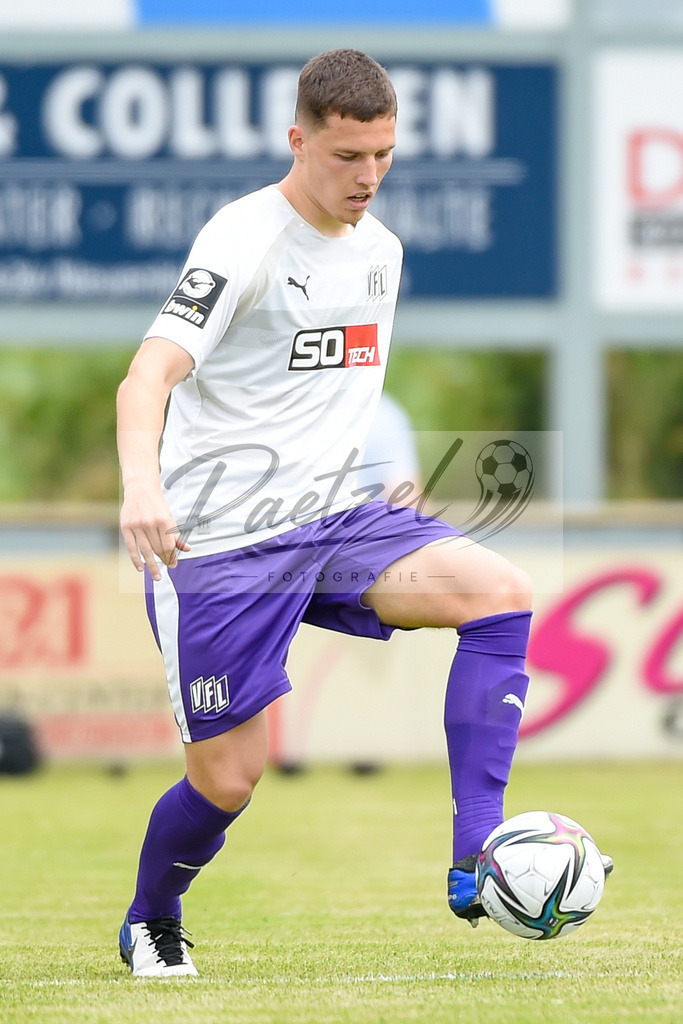 BSBOSN_20210626_0036 | Fussball, Herren: Luis Sprekelmeyer (VfL Osnabrueck) in Aktion, am Ball, Einzelaktion beim Testspiel zwischen TuS Bersenbrueck und VfL Osnabrueck im Hasestadion am 26.06.2021 in Bersenbrueck, Deutschland. - Realisiert mit Pictrs.com