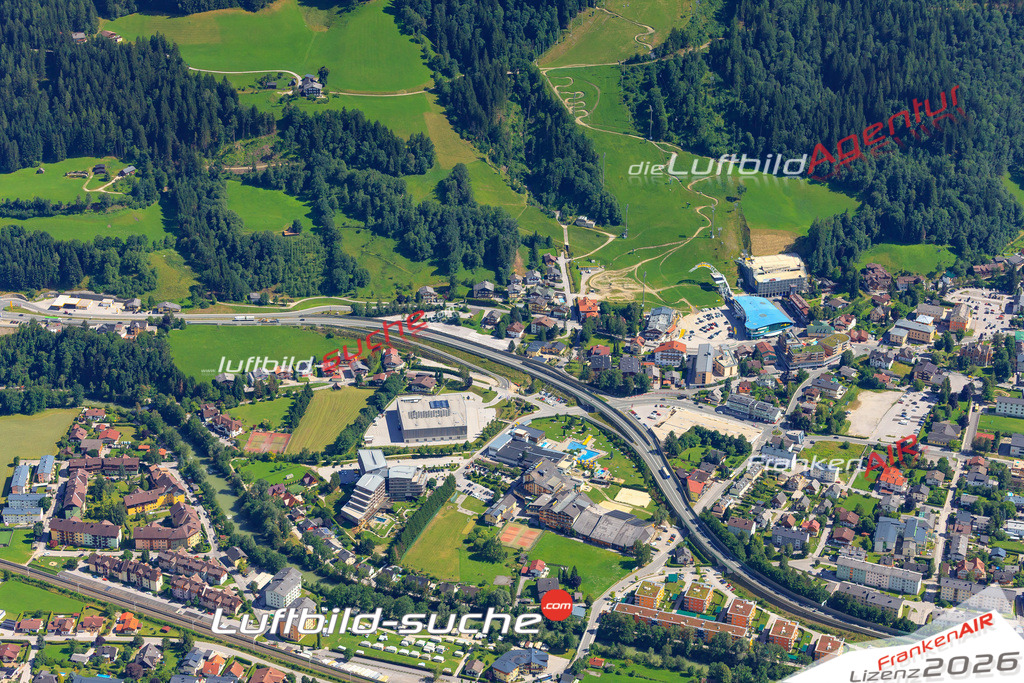 Die Luftaufnahme der Stadt Schladming wurde 2017 vom Flugzeug heraus erstellt ( keine Drohne )- hohe Auflösung für beste Qualität