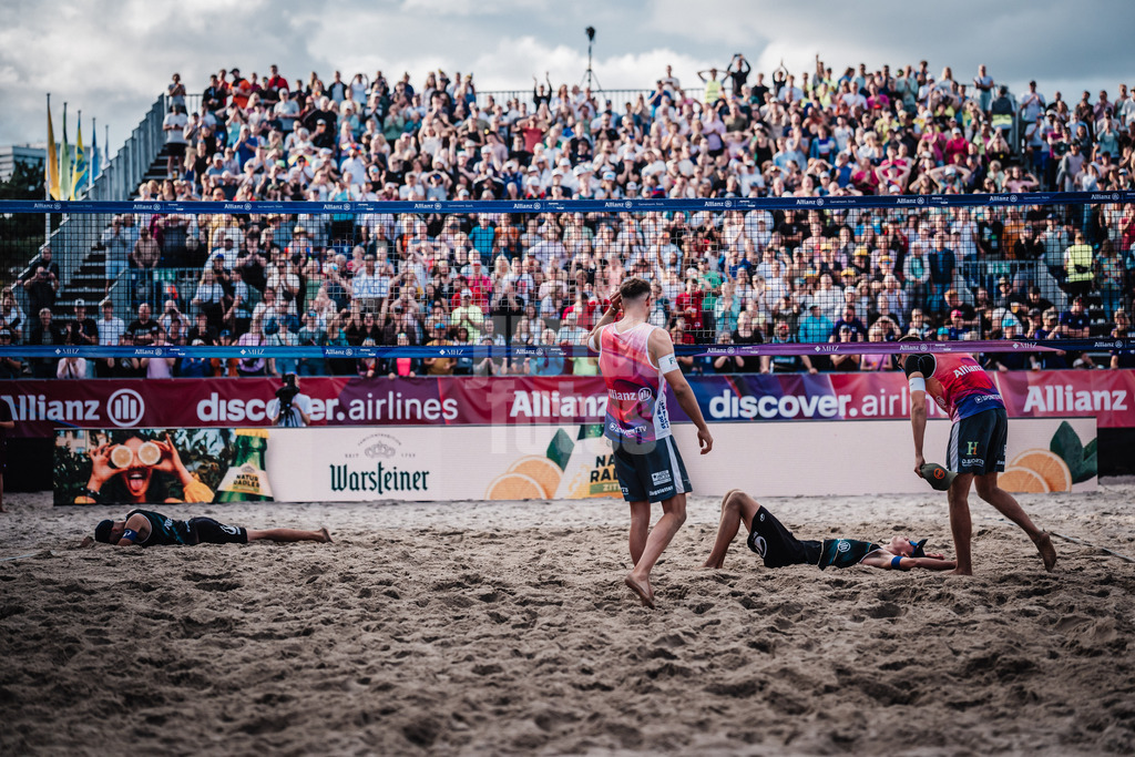 Beachvolleyball | Männer | Deutsche Meisterschaften 2025 Timmendorfer Strand | 05.09.2025 | v.l. Tilo Rietschel, Jonas Sagstetter, Momme Lorenz und Benedikt Sagstetter nach dem Spiel