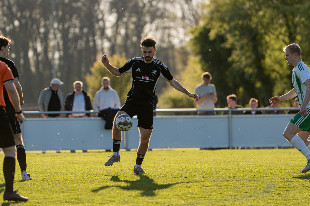 Fußball I Herren I Saison 2025-2026 I Bezirksliga Weser-Ems 4 I 15. Spieltag I TuS Lutten - GW Brockdorf I 07754 | jns.sportfotos - Realisiert mit Pictrs.com