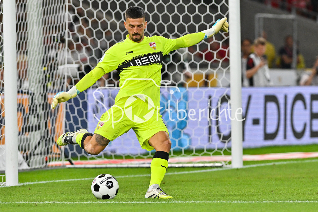 VfB Stuttgart - FC Bayern München | am Ball Fabin BREDLOW (VfB Stuttgart 1) / Einzelfoto / Freisteller / Franz-Beckenbauer Supercup: VfB Stuttgart - FC Bayern München; MHP Arena am 16.08.2025