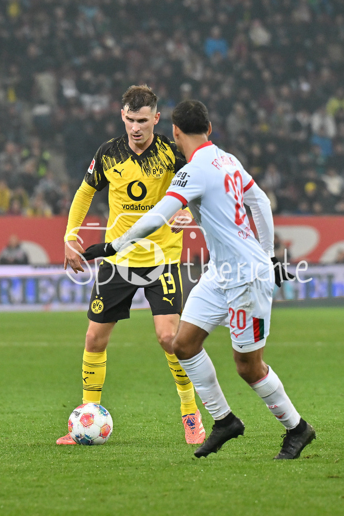 FC Augsburg - Borussia Dortmund | AUGSBURG, GERMANY - Pascal GROSS (Borussia Dortmund 13) against Alexis Julian CLAUDE-MAURICE (FC Augsburg 20) during the bundesliga match between FC Augsburg vs. Borussia Dortmund on matchday 9 at WWK Arena on October 31, 2025 in Augsburg, Germany / DFL REGULATIONS PROHIBIT ANY USE OF PHOTOGRAPHS AS IMAGE SEQUENCES AND/OR QUASI-VIDEO