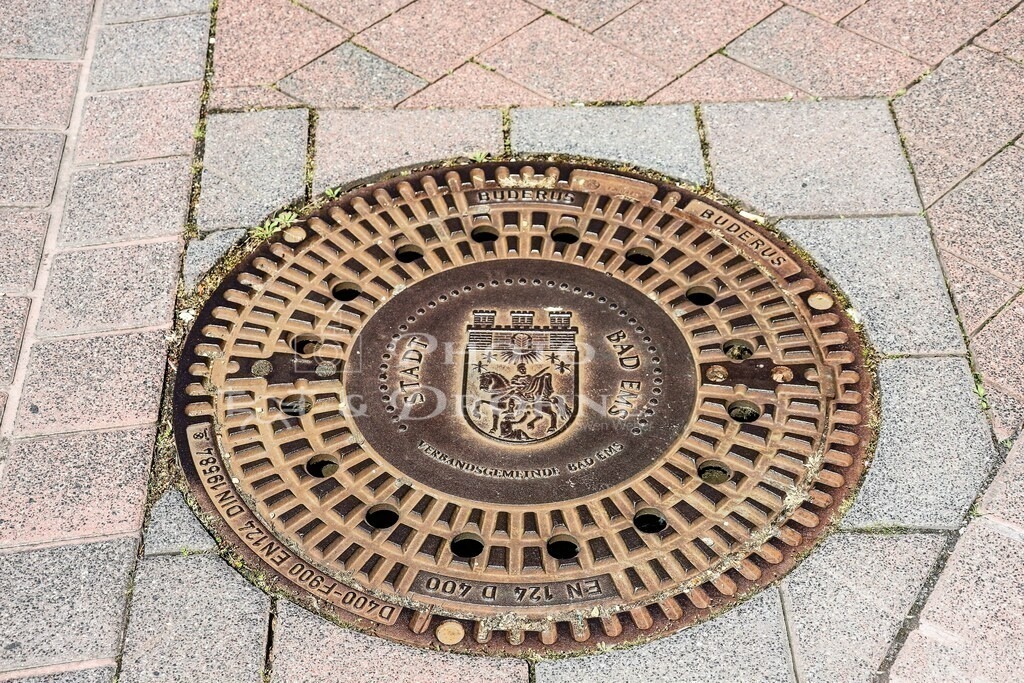Knaldeckel Bad Ems-8740 | Die Stadt Bad Ems hat ihren eigenen Kanaldeckel. - Realisiert mit Pictrs.com