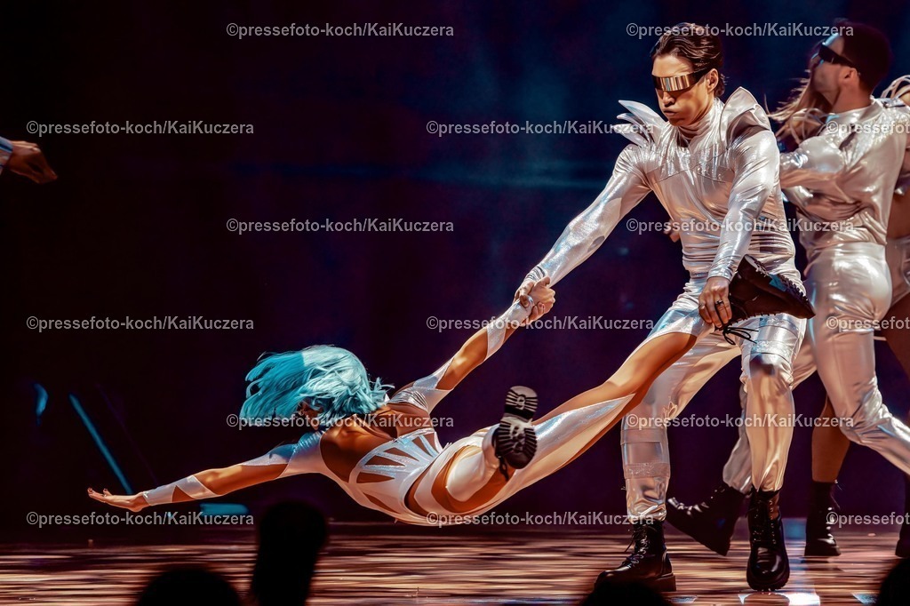 xKKUx15112501009 | 15.11.2025, xkkux, Düsseldorf, Let's Dance die Tour 2025 im PSD Bank DOME. Eröffnungstanz  im futuristischen Look der Profitänzer auf der Bühne 