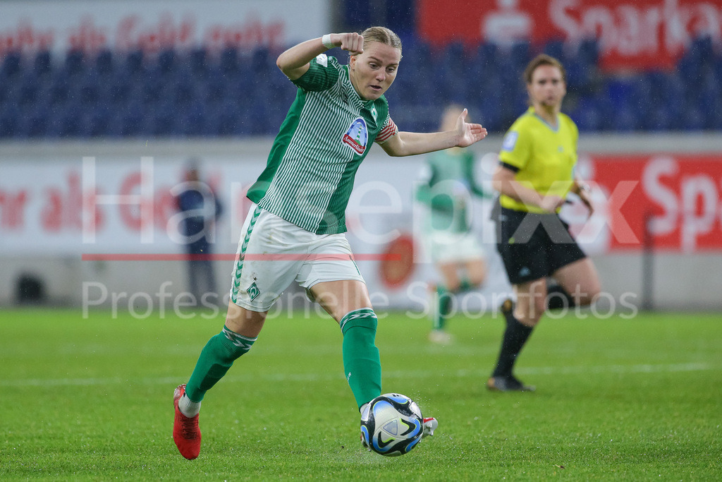 Fussball, Google Pixel Frauen-Bundesliga, MSV Duisburg - SV Werder Bremen | v.li.: Lina Hausicke (SV Werder Bremen, 18) am Ball, Einzelbild, Ganzkörper, Aktion, Action, Spielszene, DIE DFB-RICHTLINIEN UNTERSAGEN JEGLICHE NUTZUNG VON FOTOS ALS SEQUENZBILDER UND/ODER VIDEOÄHNLICHE FOTOSTRECKEN. DFB REGULATIONS PROHIBIT ANY USE OF PHOTOGRAPHS AS IMAGE SEQUENCES AND/OR QUASI-VIDEO.