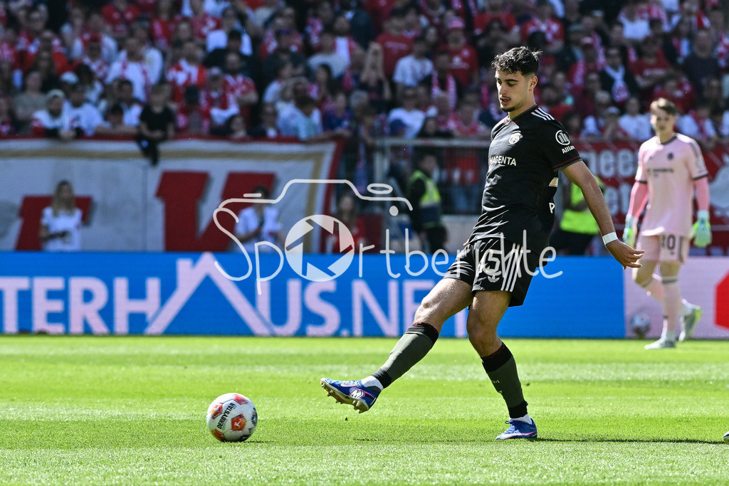 1. FSV Mainz 05 - FC Bayern München | MAINZ, GERMANY - 25. APRIL: am Ball Aleksandar PAVLOVIC (FC Bayern Munich 45) / Einzelfoto / Freisteller während dem Bundesligamatch zwischen dem 1. FSV Mainz 05 und dem FC Bayern München am 31. Spieltag in der MEWA Arena / DFL REGULATIONS PROHIBIT ANY USE OF PHOTOGRAPHS AS IMAGE SEQUENCES AND/OR QUASI-VIDEO