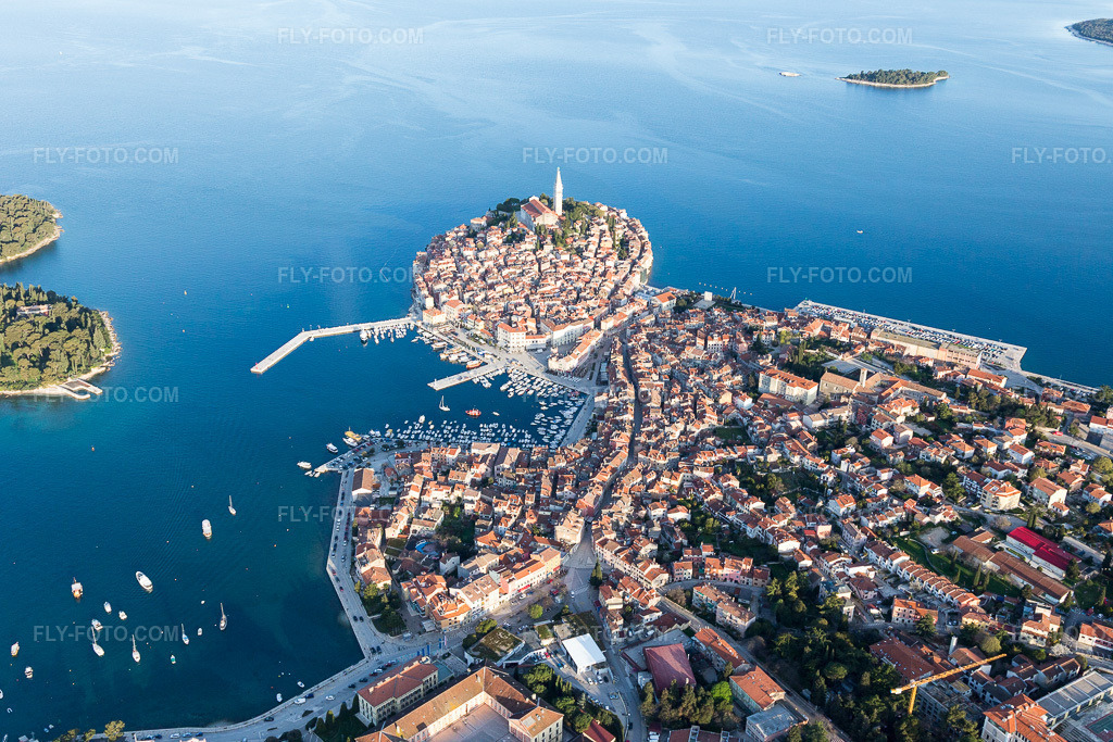 Aerial view: View of the town in Rovinj in the state Gespanschaft Istrien, Croatia. – Photo: IMG_106270.jpg taken on 04/14/2018 by Werner Riehm/FLY-FOTO.com – Resolution of the original: 5472 x 3648 px
