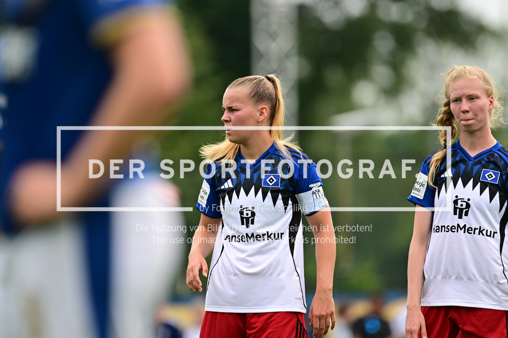 Fußball I Frauen I Saison 2025-2026 I Testspiel I Hamburger SV - Holstein Kiel I 61722 | Svea Stoldt (8, Hamburger SV) mitte - Realisiert mit Pictrs.com