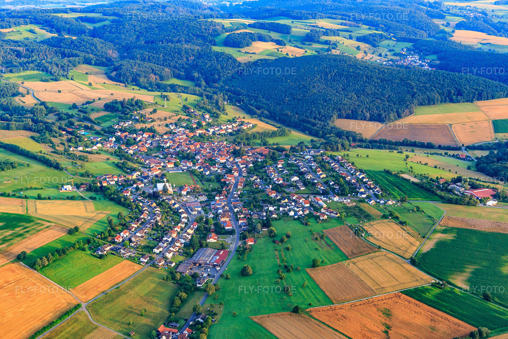 Luftbild: Ortsansicht von Südosten im Ortsteil Kirchbrombach in Brombachtal im Bundesland Hessen in Deutschland. Foto: IMG_142681.jpg vom 19.07.2024 durch Werner Riehm/FLY-FOTO.de
