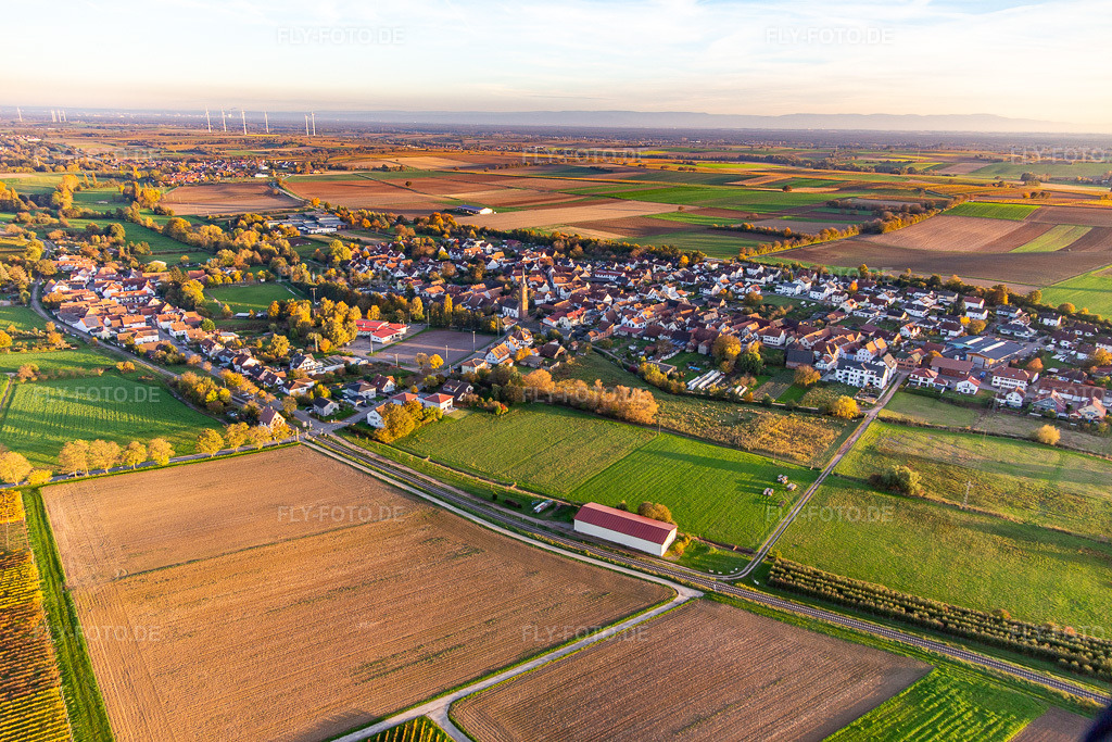 Luftbild: Ortschaft von Nordwesten im Ortsteil Kapellen in Kapellen-Drusweiler im Bundesland Rheinland-Pfalz in Deutschland. Foto: IMG_143717.jpg vom 25.10.2024 durch Werner Riehm/FLY-FOTO.de