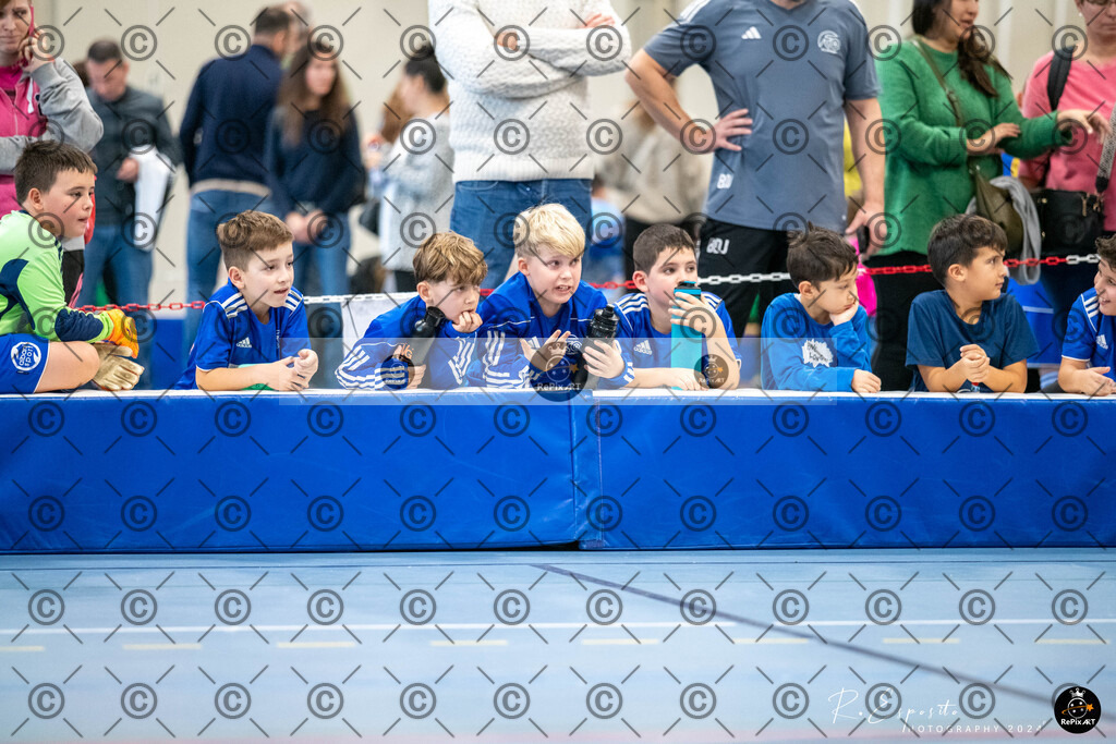20241124_FCR-Hallenturnier-F2_2_009 | Sport und Naturfotografie von Roberto Esposito zeigt echte Momente Bewegung und die Schönheit der Natur. Ausdrucksstarke Bilder schaffen Emotionen.