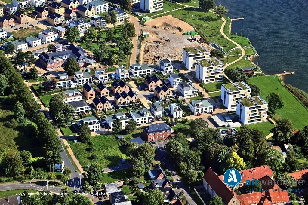 Luftbilder Auf der Freiheit in Schleswig | Auf der Freiheit werden unterschiedliche Wohnformen angeboten, darunter Eigentums- und Mietwohnungen, Einfamilien-, Doppel- und Reihenhäuser sowie Ferienwohnungen und schwimmende Häuser.
