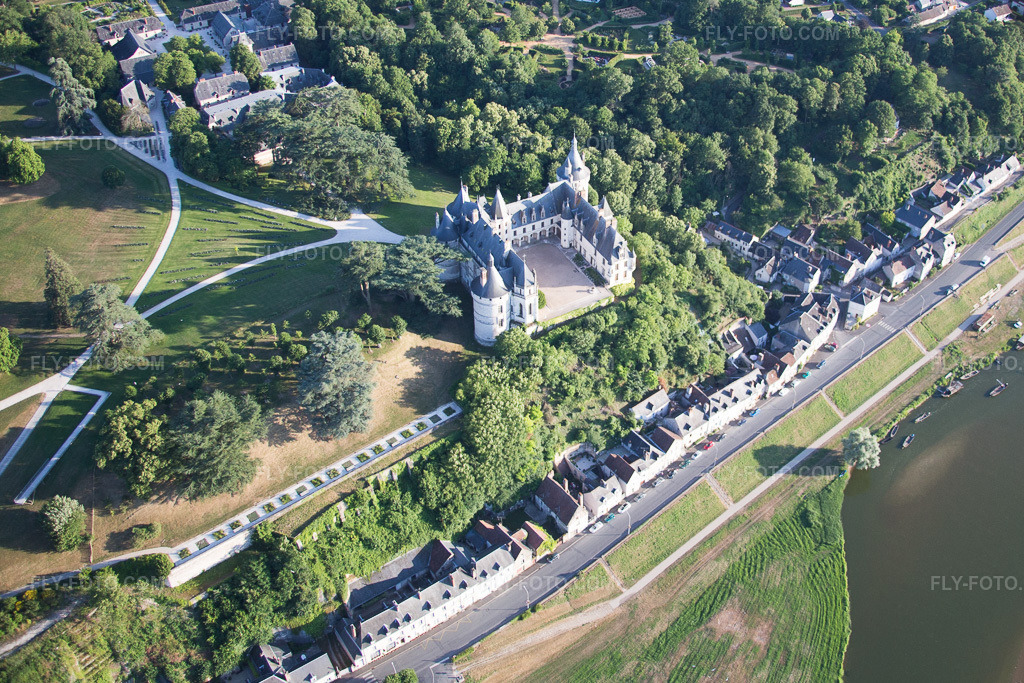 Aerial view: View of the town in Chaumont-sur-Loire in the state Loir et Cher, France. – Photo: IMG_081232.jpg taken on 06/19/2015 by Werner Riehm/FLY-FOTO.com – Resolution of the original: 4355 x 2903 px