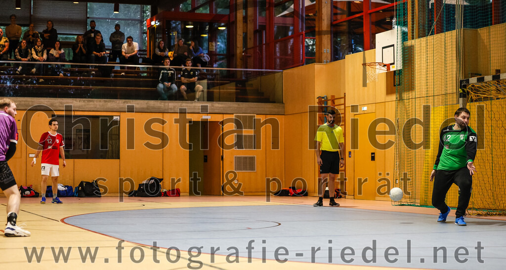 2024-10-20_070_SpVgg_Altenerding_II_gegen_TSV_Taufkirchen-Vils | Erding, Deutschland, 20.10.2024:Handball, Bezirksliga Männer Ost 2024 / 2025, 3. Spieltag, SpVgg Altenerding II gegen TSV Taufkirchen/Vils, Endergebnis: 15:20Martin Kolbinger (TSV Taufkirchen/Vils, #12), Torwart Florian Lehner (TSV Taufkirchen/Vils, #42)Foto: Christian Riedel / fotografie-riedel.net