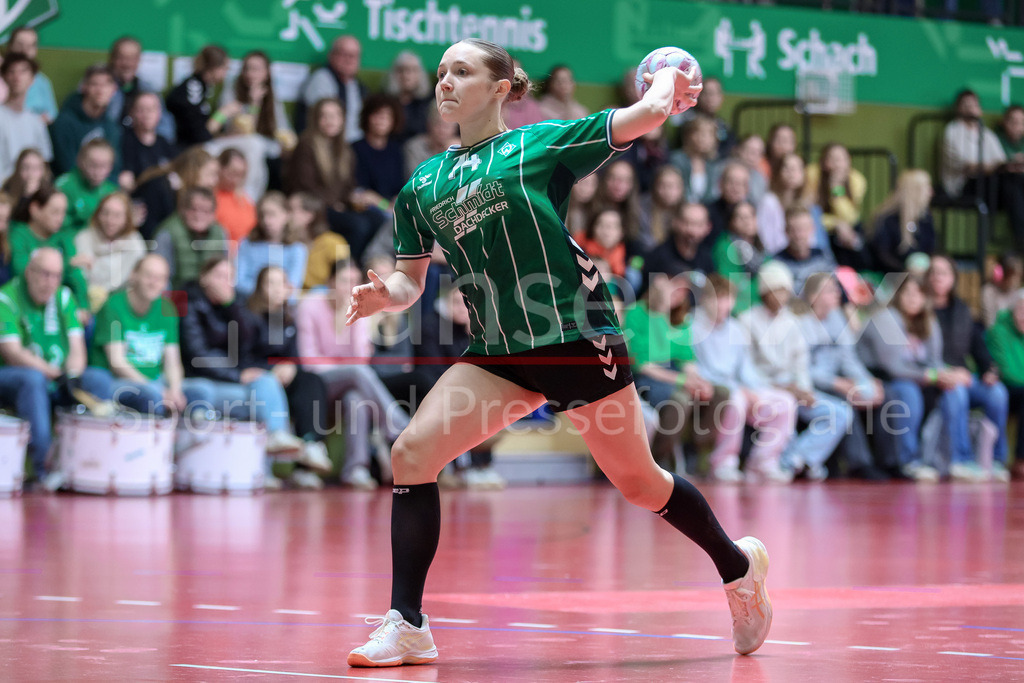 Handball, 2. Bundesliga Frauen, SV Werder Bremen - VfL Waiblingen | Mara Birk (SV Werder Bremen, 74) beim Siebenmeter, 7m, Spielszene, Aktion, Action