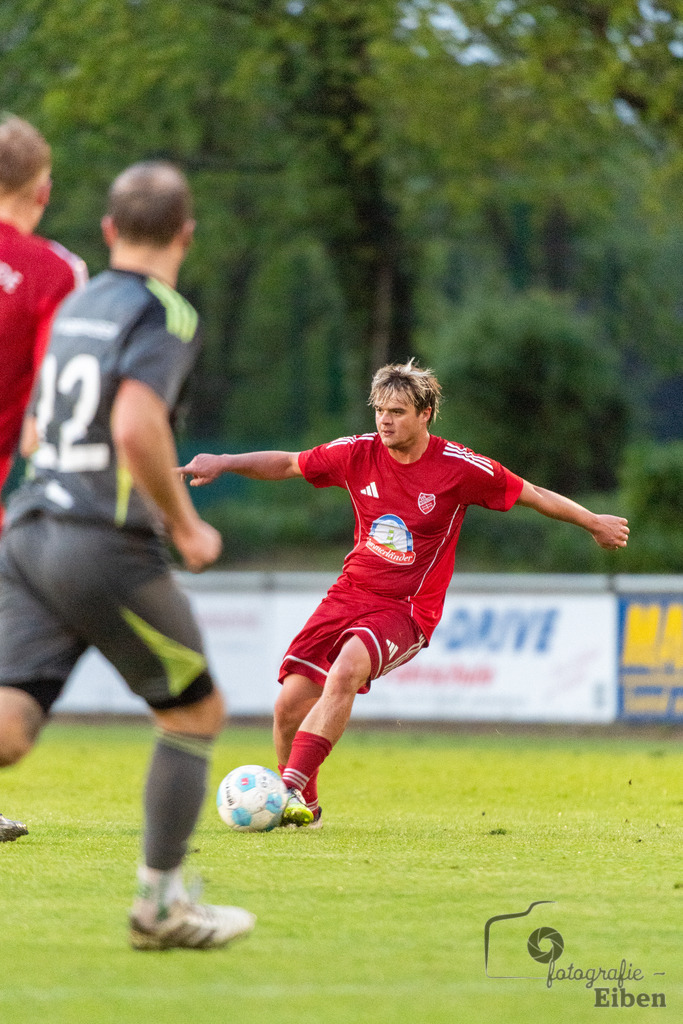 SV Eintracht Wiefelstede-TSV Abbehausen | Bezirksliga Herren; SV Eintracht Wiefelstede (rot)-TSV Abbehausen (grau) am 13.05.2026 in Wiefelstede (Sportanlage), Photo: Philip Eiben 2026 - Realisiert mit Pictrs.com