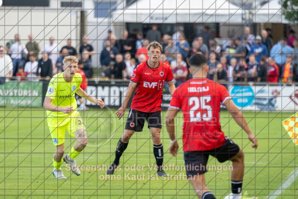 20250729_194018_0175 | #,1.Göppinger SV (rot) vs. SV Stuttgarter Kickers (gelb), Fussball, DB-Regio-WFW-Pokal - wfv, 2.Runde, Saison 2025/2026, Rasensportplatz Stadion SV Göppingen, Hohenstaufenstr. 116, 73033 Göppingen, 29.07.2025 - 19:00 Uhr,Foto: PhotoPeet-Sportfotografie/Peter Harich