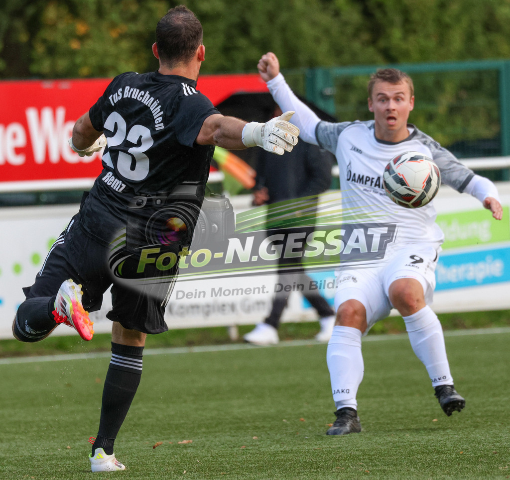 TuS Bruchmühlen - Bünder SV | Auf dem Bild zu sehen: schwarz TuS Bruchmühlen TW: Robin Rentz ; weiß Bünder SV: Robin Luca Wolf  TuS Bruchmühlen, Bünder SV, Saison 26/27, Kreisliga A, Bruchmühlen, Deutschland - Realisiert mit Pictrs.com