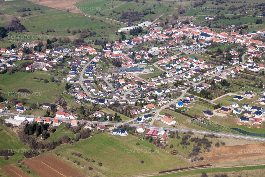 Aerial view: Silhouette of the city center area in Petit-Rederching in Petit-Réderching in the state Moselle, France. – Photo: IMG_38475.jpg taken on 03/20/2011 by Werner Riehm/FLY-FOTO.com – Resolution of the original: 4752 x 3168 px