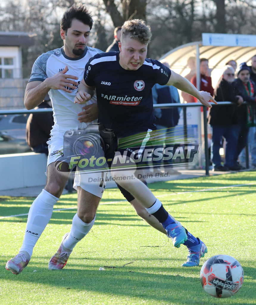 VfL Holsen - Bünder SV | Auf dem Bild zu sehen: Schwarz VfL Holsen: Simon Petring ; weiß Bünder SV: Batuhan KaymakVfL Holsen, Bünder SV, Saison 25/26, Kreisliga A, Deutschland - Realisiert mit Pictrs.com
