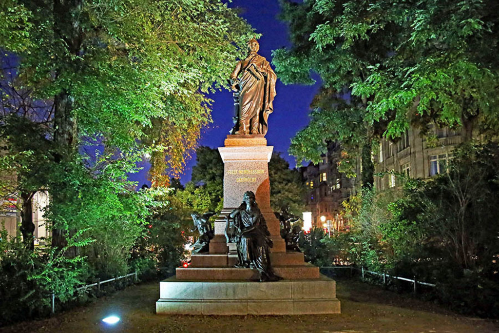 Foto: Leipzig - Mendelssohn-Denkmal bei-Nacht - Dittrichring | Das Team hinter BILDLEXIKON LEIPZIG bündelt historische wie aktuelle Informationen über die Stadt Leipzig in Text und Bild auf einer Plattform und stellt diese der interessierten Öffentlichkeit zur Verfügung.