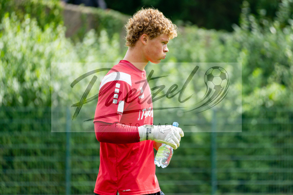 20260909_TRAOSN_0380 | Fußball, Herren: Torhüter Luca Böggemann (VfL Osnabrück) schaut beim Training des VfL Osnabrück am 09.09.2026 im Sportpark Illoshöhe in Osnabrück, Deutschland.(Foto von Nico Paetzel) - Realisiert mit Pictrs.com