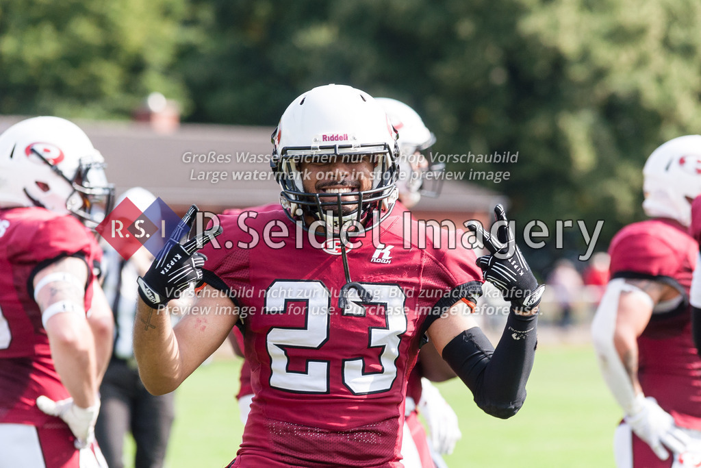 American Football, Saison 2022, Regionalliga Nord, Hamburg Blue Devils - Hamburg Pioneers, Dr.-Hermann-Schnell-Sportplatz (Hamburg), 13.08.2022, 8. Gameweek | Entspannte Führung: Glenn Mac Carthy (#23, Pioneers, DB) posiert während einer Pause für die Kamera.